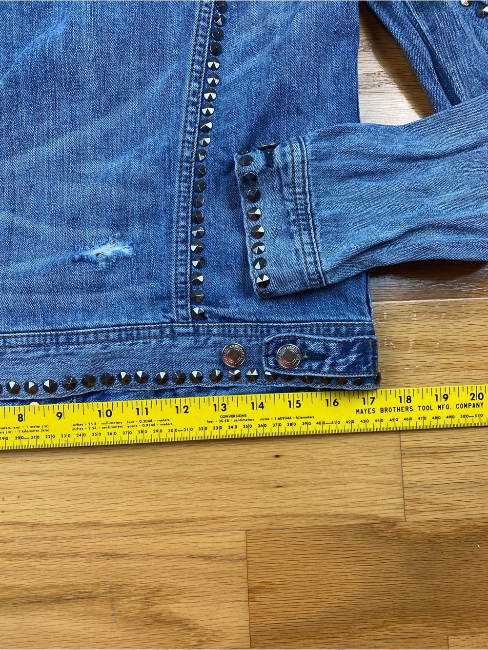 American Eagle Studded jean jacket Size M Distressed Denim Rocker Chic Country - Picture 11 of 12